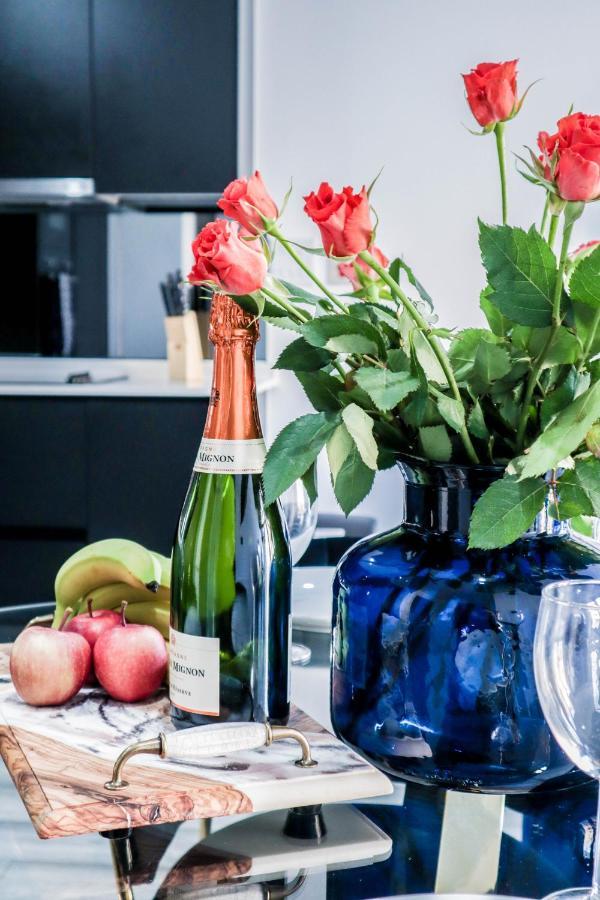 Elegant Apartments In Staines L Free Onsite Parking エクステリア 写真
