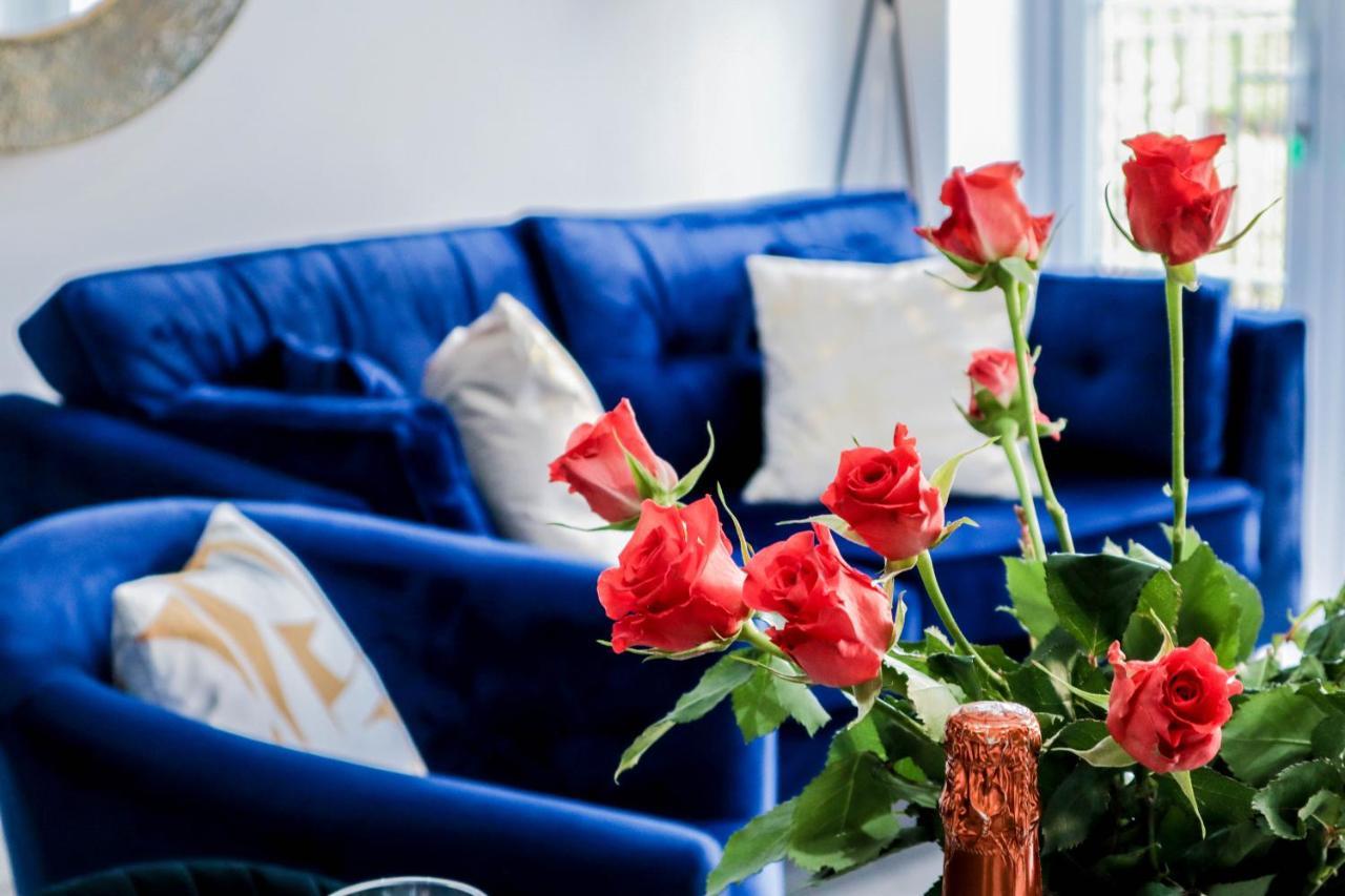 Elegant Apartments In Staines L Free Onsite Parking エクステリア 写真