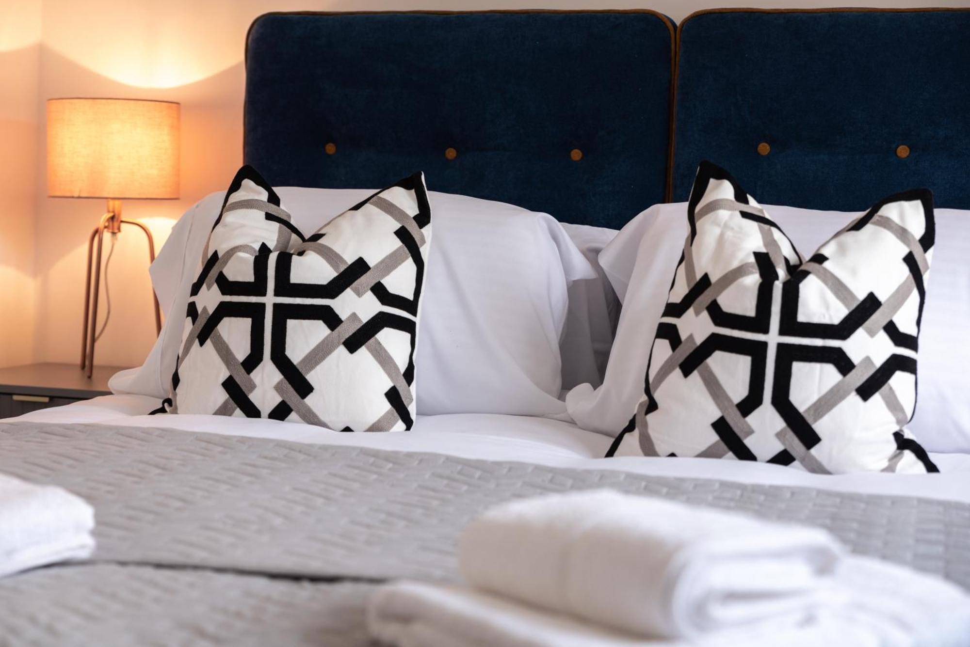 Elegant Apartments In Staines L Free Onsite Parking エクステリア 写真