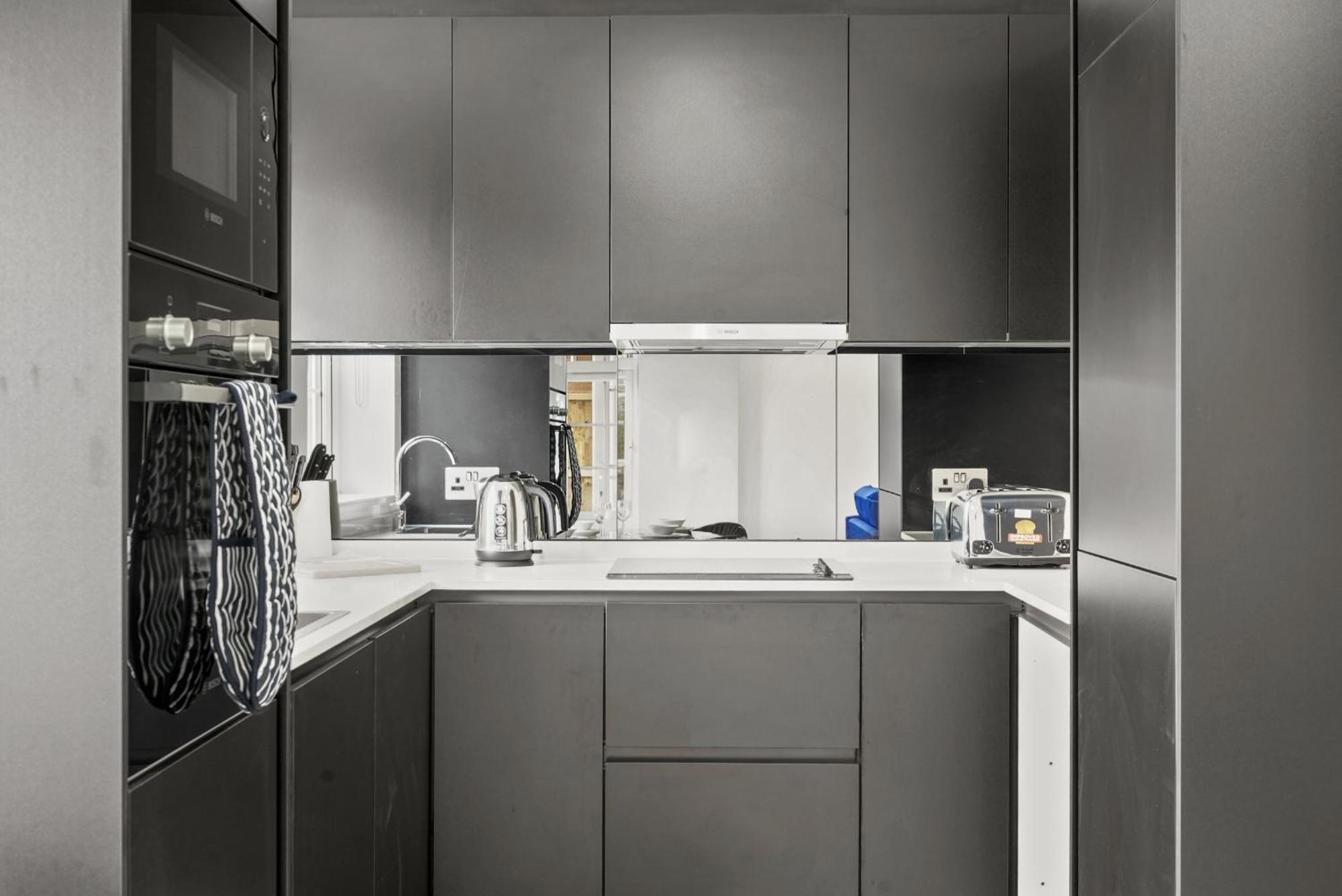 Elegant Apartments In Staines L Free Onsite Parking エクステリア 写真