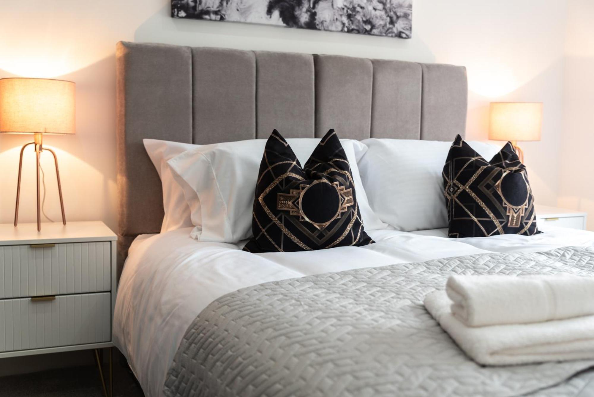 Elegant Apartments In Staines L Free Onsite Parking エクステリア 写真