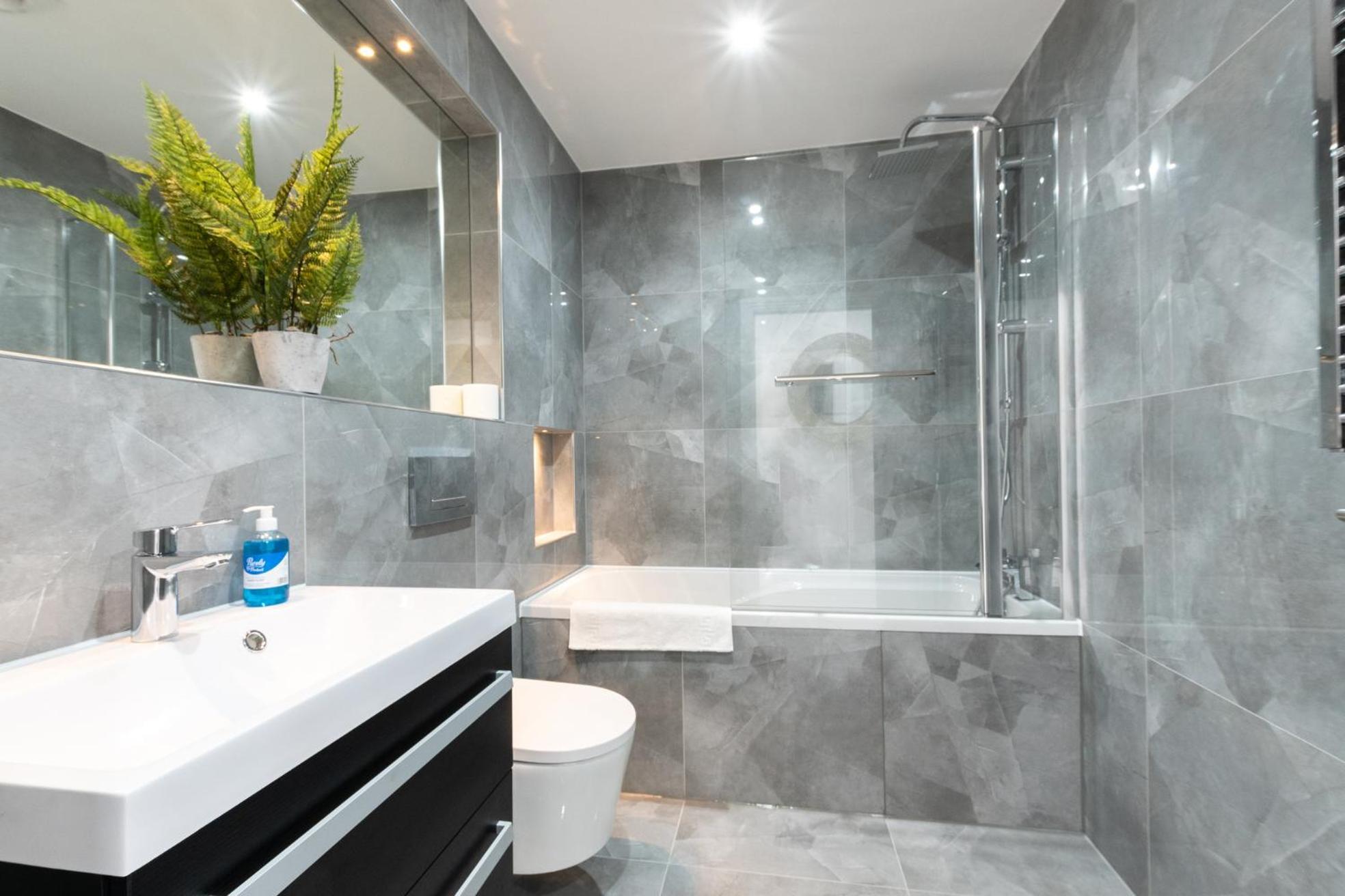 Elegant Apartments In Staines L Free Onsite Parking エクステリア 写真