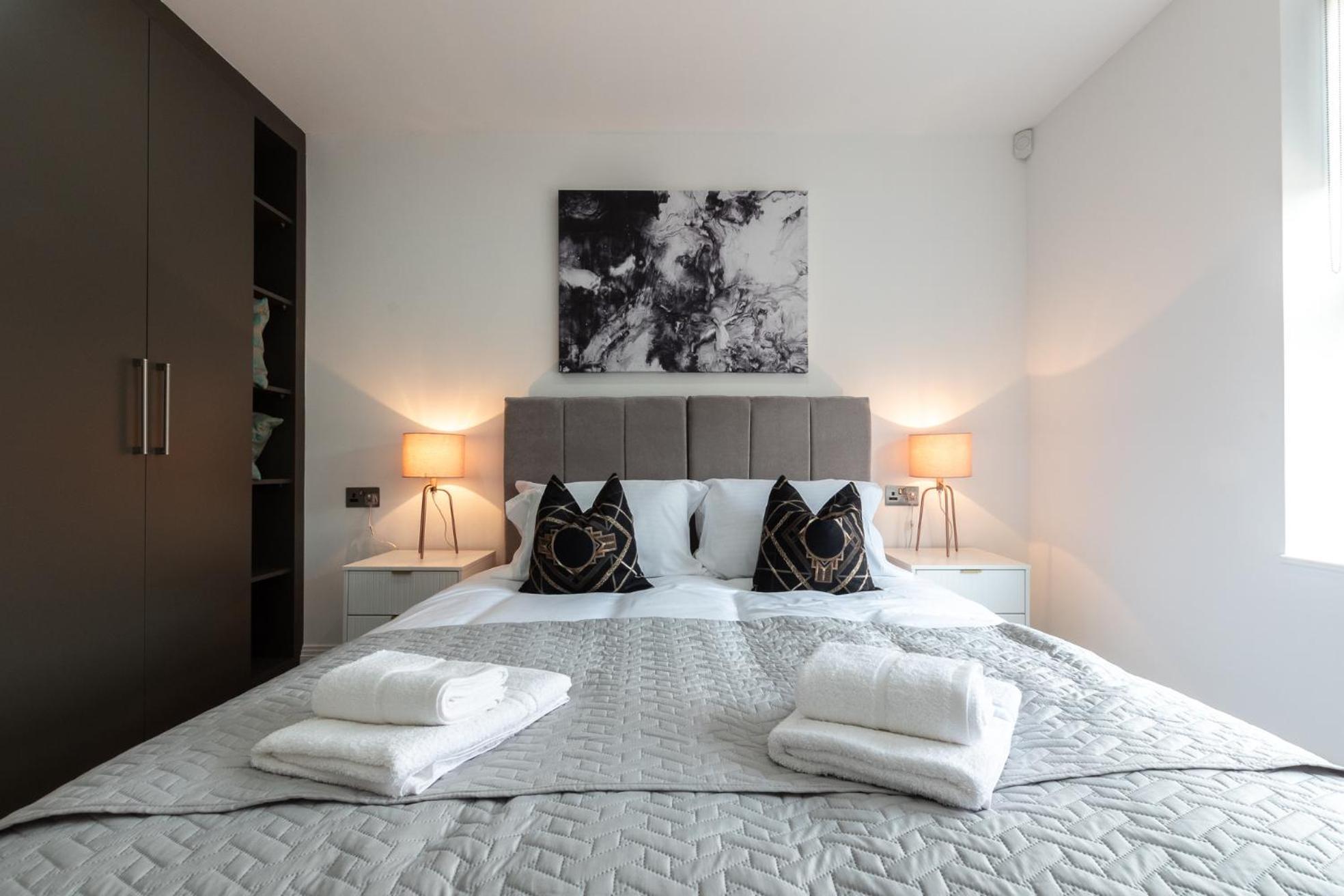 Elegant Apartments In Staines L Free Onsite Parking エクステリア 写真